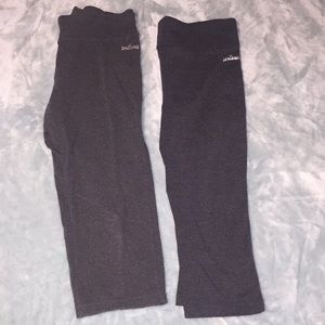 2 pairs of cropped Leggings